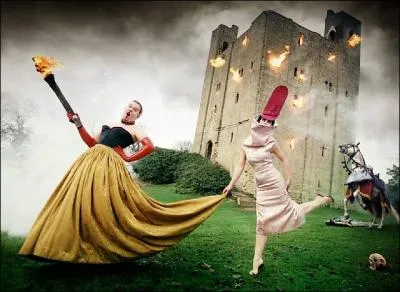 Elle tient  la main le nom de ce poisson !