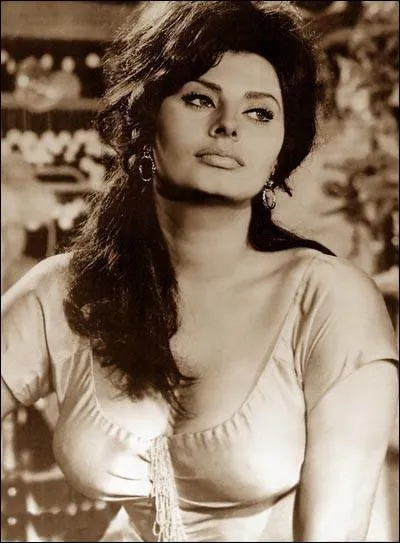 Belle italienne qui fut  La paysanne aux pieds nus   en 1960 :