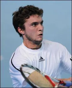 N12 mondial : Je suis franais et j'ai remport les tournois de Sydney (ATP 250) et d'Hambourg (ATP 500) cette saison. J'atteins les 1/8 de finale  Roland-Garros et  l'US Open. Je suis :