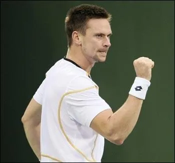 N13 mondial : Je suis sudois et j'ai gagn les tournois de Rotterdam (ATP 500) et de Brisbane (ATP 250) cette anne. Mon meilleur rsultat en Grand Chelem fut un 1/4 de finale  Roland-Garros.