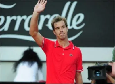 N19 mondial : Je suis franais et j'ai atteint les 1/2 finales du Masters 1000 de Rome. J'ai galement atteint les 1/8 de finale de Roland-Garros et de Wimbledon. Je suis :