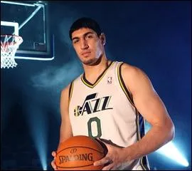 Qui est ce pivot turc rookie, 3e de la Draft 2011 ?