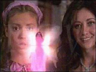 Comment s'appelle la petite fille qui est attaque par des trolls et protge une fe ?