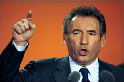 Comment François Bayrou annonce-t-il sa candidature à l'élection présidentielle de 2012 ?
