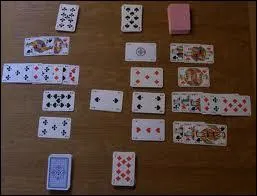 Toujours moins d'infos : Il y a un tas de 13 cartes sur le ct, qui peut servir de pioche en cas de blocage.