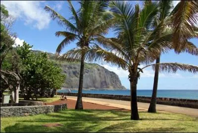 La prfecture de La Runion est situe au nord de l'le. Avec prs de 145 000 habitants c'est la ville la plus peuple de tous les D. O. M. Quel est son nom ?