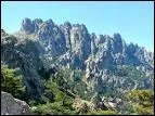 O sont situes les aiguilles de Bavella, succession de pics rocheux culminant  plus de 1900m d'altitude, paradis des randonneurs et des alpinistes ?