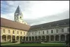 De l'abbaye de Cluny, fonde en 910, autrefois la plus grande d'Europe, il ne reste que les murs d'enceinte, un clocher, une tour, le clotre et les btiments conventuels. Mais dans quel dpartement ?