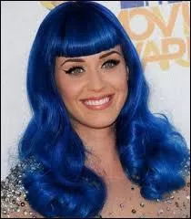 Coiffure de faux cheveux d'origine humaine, chevaline ou synthtique.