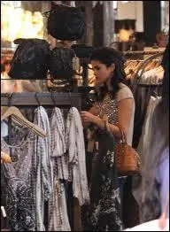 Avec qui prfre-t-elle faire du shopping ?