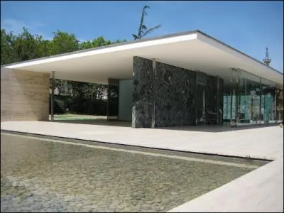 En quelle anne Ludwig Mies Van Der Rohe ralisa le Pavillon de Barcelone ?