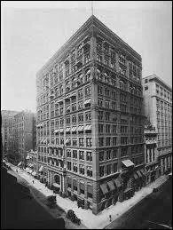 Quel fut le btiment considr comme le premier gratte-ciel ?