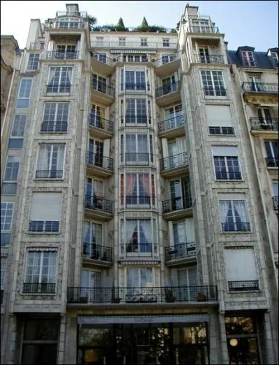 Dans quelle rue de Paris, Auguste Perret construisit cet immeuble ?