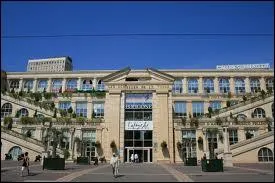 Quel est ce centre commercial o l'on peut trouver les Galeries Lafayette ?