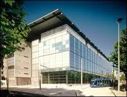 Quel est ce btiment, situ en face de la piscine olympique ?