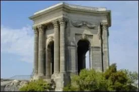 Quel est ce btiment ancien, situ dans le quartier historique de la ville, l'cusson ?