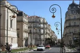Quelle est cette rue prs de la place de la Comdie ?