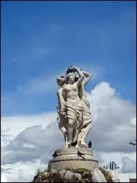 Quelle est cette statue situe sur la place de la Comdie ?