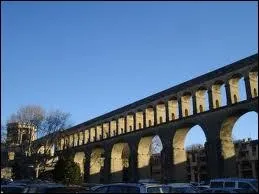 Quel est ce quartier de la ville clbre, entres autres, pour ses prostitues ?