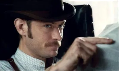 Comment Watson sauve- t-il Sherlock lorsque celui-ci est proche de la mort :