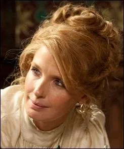 Dans sherlock holmes 1, que jette la future femme de Watson  la figure de Sherlock lors d'un diner ?