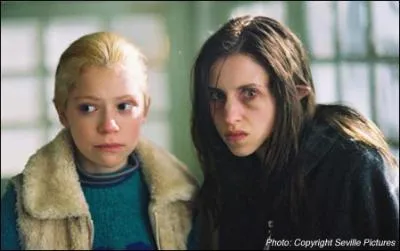 Comment s'appelle la fillette qui accompagne Brigitte ?