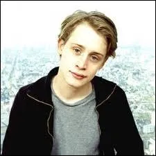 Lui, petit, il tait le personnage principal dans  Maman, j'ai rat l'avion !  . Qui est-ce ?