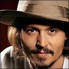 Il se nomme le Capitaine Jack Sparrow, dans la saga   Pirates des Carabes  Qui est-ce ?