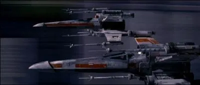 Toujours pendant la bataille, quel nom de code porte le chasseur pilot par Luke Skywalker, avec R2-D2 comme drode astromcano ?
