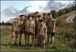 Huit scouts gs de 12  16 ans, sont trs dissips et s'isolent frquemment de leur camp pour jouer  des jeux parfois relativement dangereux.