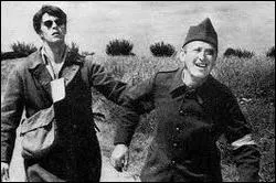 Antoine Rossi, rcidiviste de l'vasion des camps de prisonniers en Allemagne, parvient  s'enfuir avec le veule Fendard.