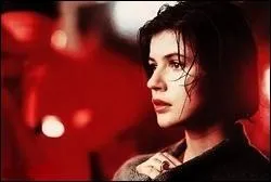 Une jeune mannequin ramne chez elle une chienne gare. Elle y dcouvre son matre.