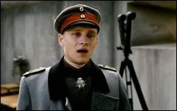 Manfred von Richthofen, ralise peu  peu que son image de hros est utilise  des fins de propagande.