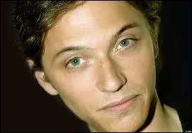 Compltez ces paroles de Raphal : ´Bien sr j´ai la ville dans le ventre, / Bien sr j´ai vendu ma moto / Bien sr je te trouve trs jolie / J´ai vraiment envie de ... ´