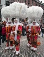 O les Gilles distribuent-ils des oranges  la foule ?