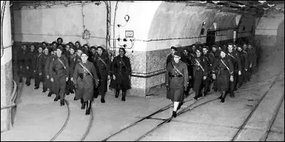 Comment s'appelle la ligne de fortification française "qui n'a jamais servi à rien" ?