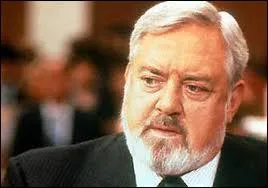 Quel rle Raymond Burr a-t-il jou ?