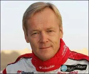 En attendant que sa voiture soit rpare par Mends, ancien mcanicien de monsieur,