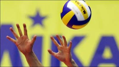 Surla plage, on bronze et on joue au...