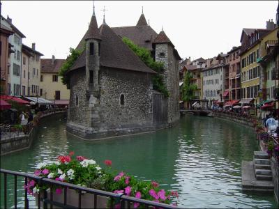 Dans quel dpartement Franais est situe la ville d'Annecy ?