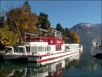 Quel est l'un des bateaux emblmatiques du lac d'Annecy ?