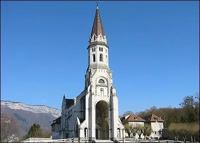 Quel est le nom de cette basilique qui domine le lac d'Annecy ?