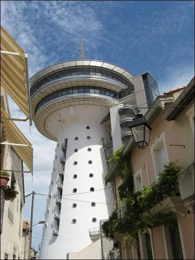 Dans quelle ville se trouve ce grand phare qui est dsomais un restaurant ?