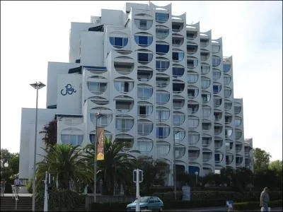 Quelle est cette station balneaire o l'on trouve ces constructions pyramidales comptant parmi elles le Grand Pavois, la Grande Pyramide et le Fidji (photo) ?