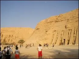 Au cours de mes prochaines vacances, j'irai visiter les temples d'Abou Simbel . Je me trouverai donc en