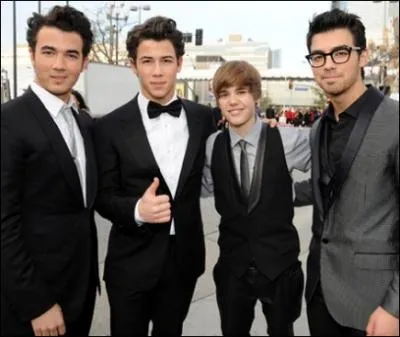 Pour quelle raison y a-t-il eu une mini-guerre entre les fans de Justin et ceux des Jonas Brothers sur Internet ?