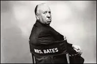 Ralisateur anglo-amricain, il est  l'origine de chefs-d'uvre tels que  Les Oiseaux  (1963) et  Psychose  (1960). Surnomm  le maitre du suspense , il est mort en 1980.