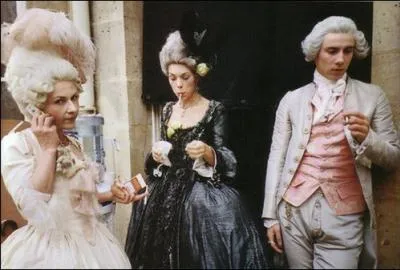 Sur le tournage de Marie-Antoinette. Pause tlphone et pause cigarettes. Qui a ralis ce film de 2006, avec dans le rle principale Kirsten Dunst ?