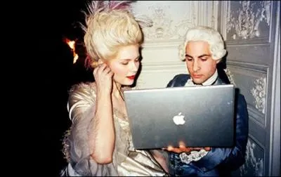Encore sur le tournage de Marie-Antoinette. De quelle marque est l'ordinateur portable sur cette image ?