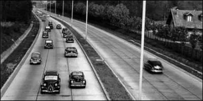 Où la première autoroute au monde a-t-elle été construite en 1924 ?